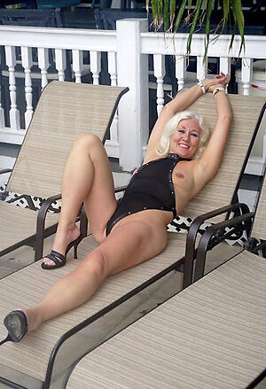 hot older women legs posing meagre