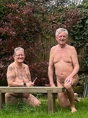 photoshooting with granny naked couples