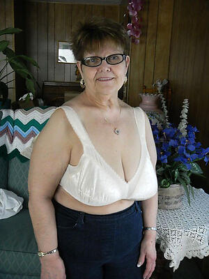 jot 60 grannies love posing naked