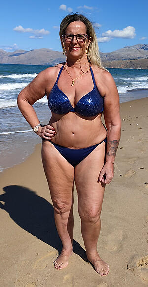 X experienced woman bikini a hot photos