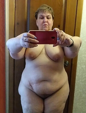 photoshooting with naked granny selfshot