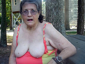 unconforming gilfs naked porn pics