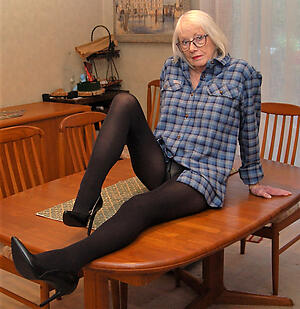 pic upon sexy mature granny pantyhose