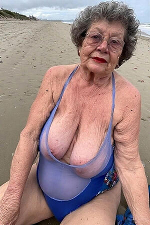 nude doyen woman bikini homemade picture
